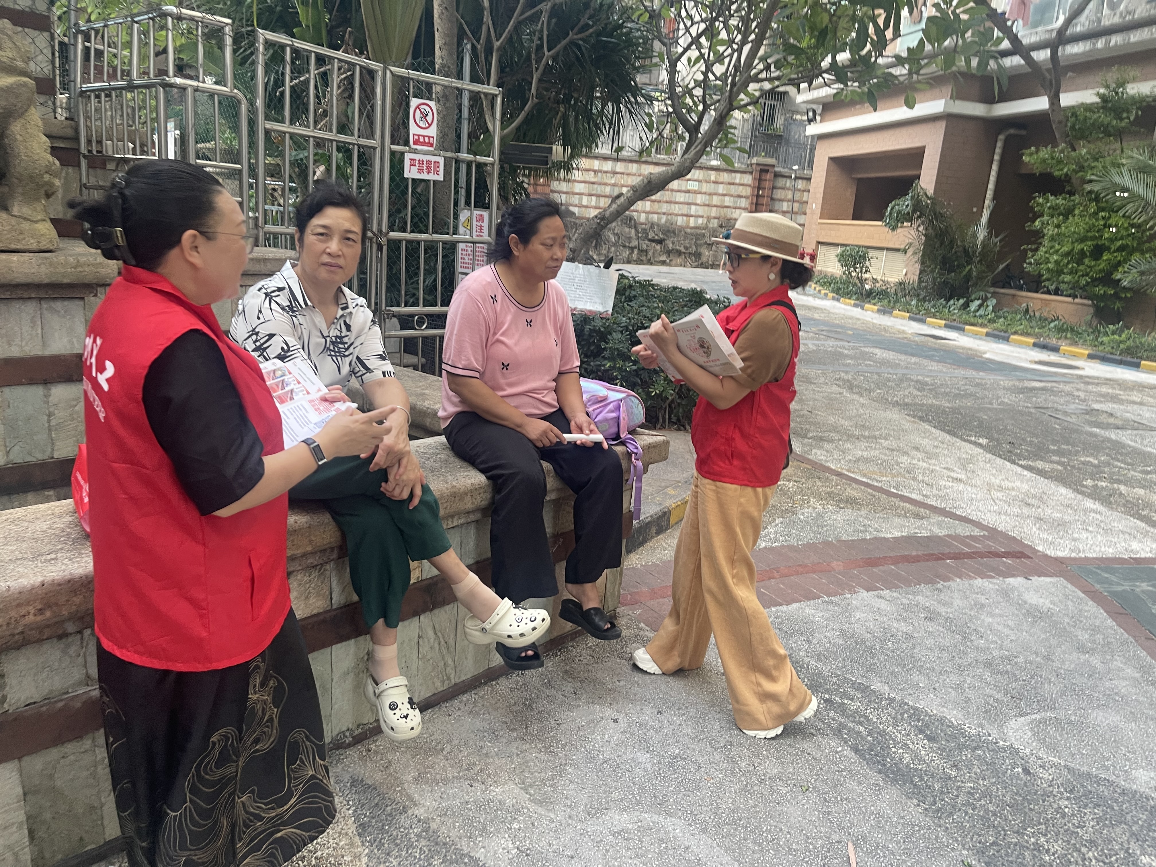 社区老人上门探访